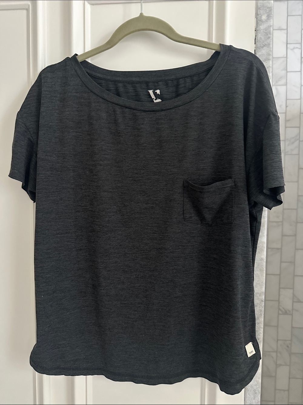 Vuori Women’s Classic Pocket Tee - Charcoal